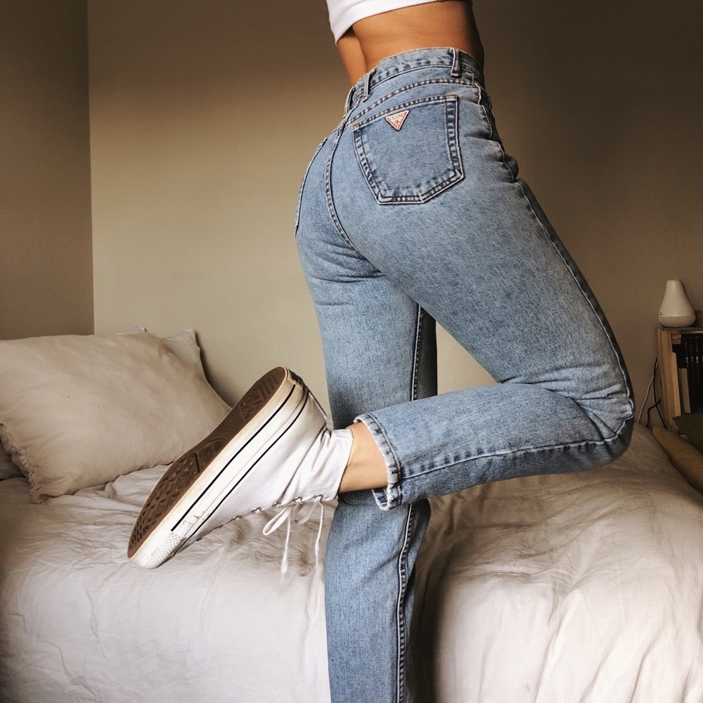Vintage High-waisted Guess Jeans in light medium wash.